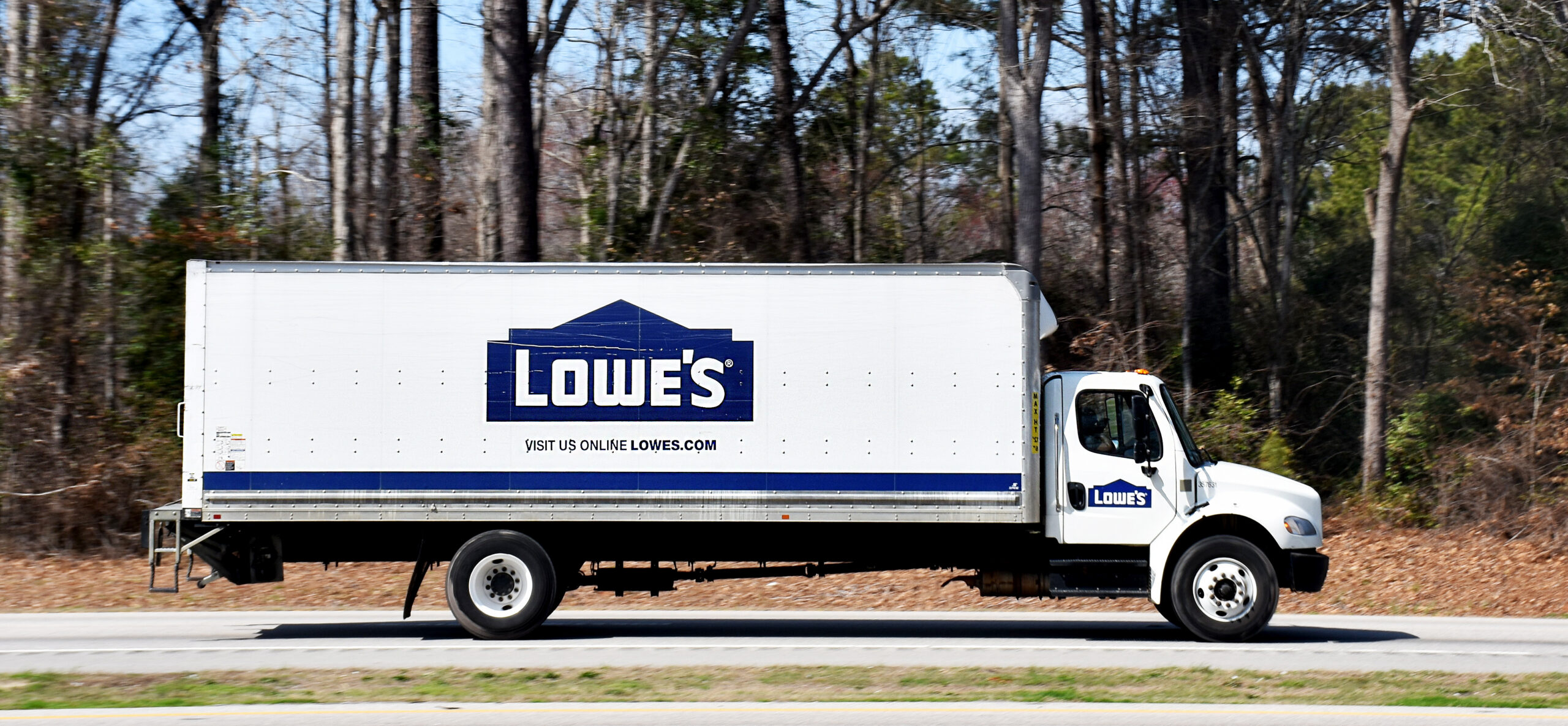 Lowe’s Tightens Its Grip on the Small Pro with AI Tools, Trades Investment